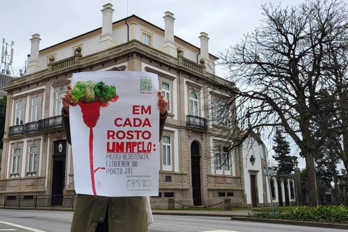 Fotografia da exposição 50 cravos de Sérgio Condeço, Museu do Aljube, 2024. A imagem retrata o edifício que serviu de delegação da PIDE na cidade do Porto, na Rua do Heroísmo.