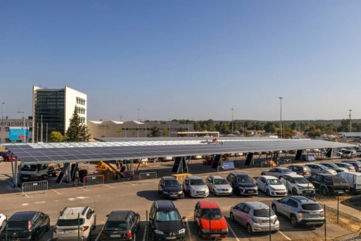 Dos 863 painéis fotovoltaicos instalados pela Câmara Municipal do Seixal em Outubro de 2025, 599 foram colocados no parque de estacionamento exterior dos serviços operacionais. 