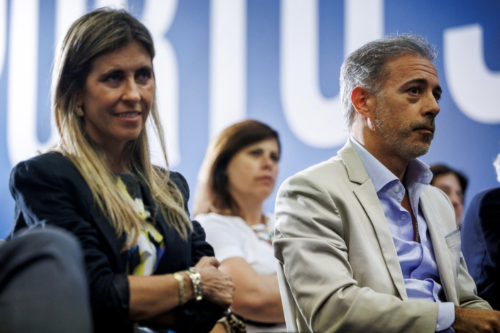 Catarina Araújo, Presidente do Conselho de Administração da Ágora, e Pedro Duarte, da coligação O Porto Somos Nós (PSD/CDS-PP/IL)