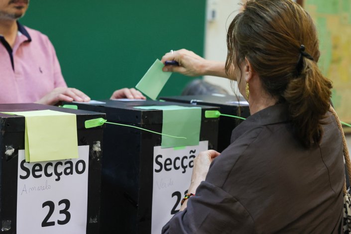 Eleitor vota para as eleições autárquicas de 2025. Porto, 12 de Outubro de 2025