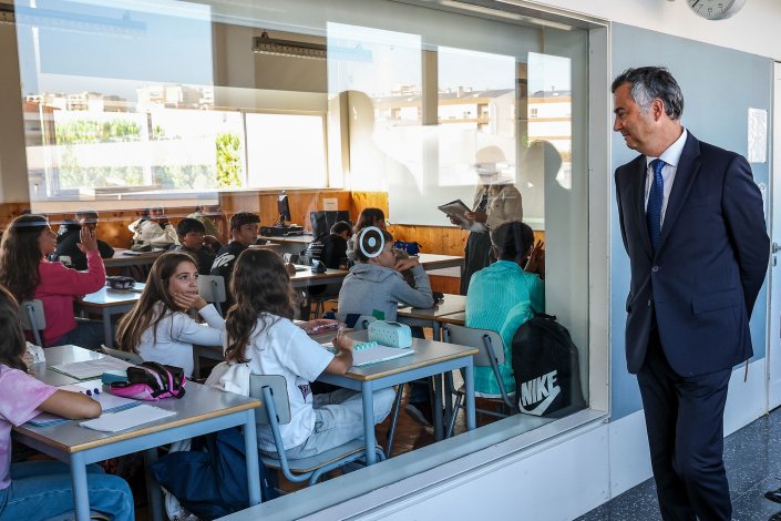 O ministro da Educação, Ciência e Inovação, Fernando Alexandre, do Governo PSD/CDS-PP, observa os alunos da Escola Secundária Dr. Joaquim de Carvalho, na Figueira da Foz. 16 de Setembro de 2025 
