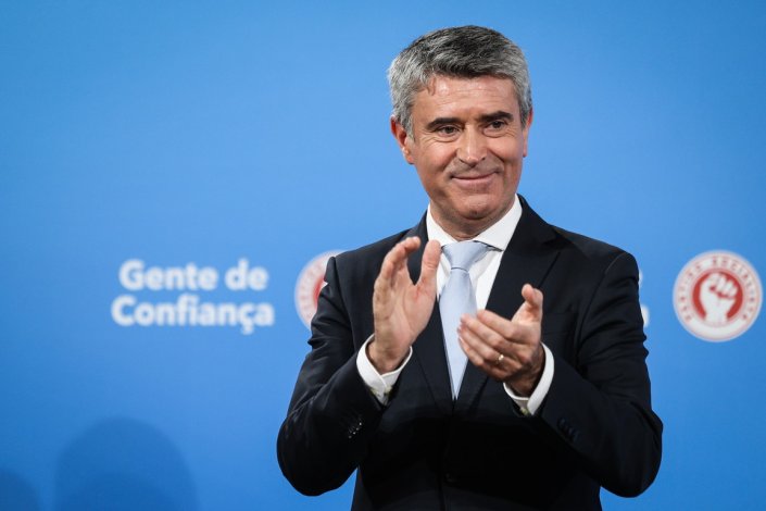 O secretário-geral do PS, José Luís Carneiro, aplaude os seus apoiantes na noite eleitoral após as eleições autárquicas de 12 de Outubro. Lisboa, 13 de Outubro de 2025