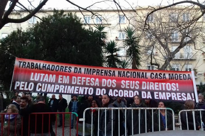 Trabalhadores em protesto concentrados em frente ao edifício do Museu da Moeda