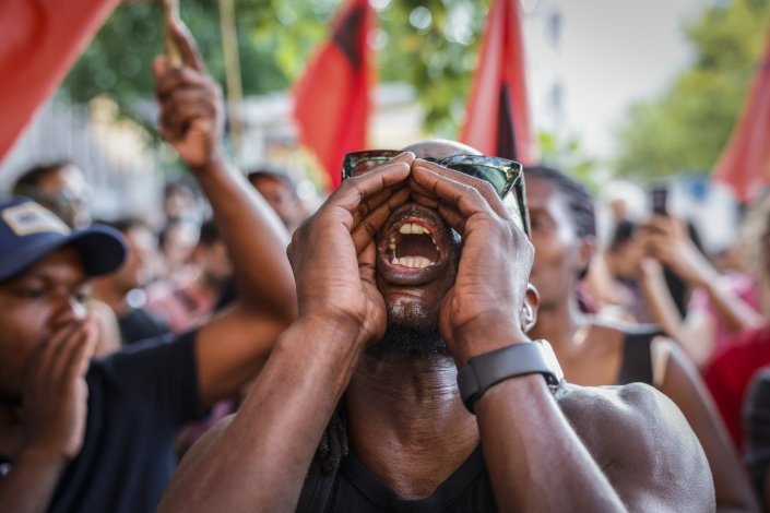 Manifestantes protestam durante uma concentração convocada pelo movimento Vida Justa contra a destruição de casas e por um plano de emergência para a habitação, em frente à Culturgest, em Lisboa, 30 de Julho de 2025