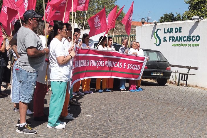 Trabalhadores da Santa Casa da Misericórdia de Serpa exigem, em protesto, o pagamento dos subsídios em atraso. Serpa, 28 de Julho de 2025 