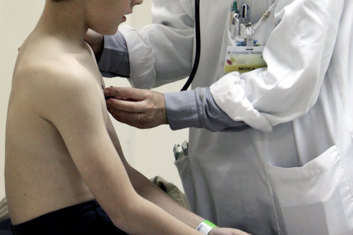 Uma crianca é observada na urgência pediátrica do Hospital de Santo André de Leiria (foto de arquivo)