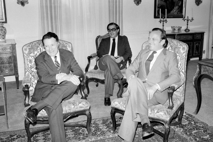 O primeiro-ministro do VII Governo Constitucional de Portugal, Francisco Pinto Balsemão (D), recebe o Secretário de Estado da Defesa dos EUA de Ronald Reagan, Caspar Weinberger (E). Lisboa, 14 de Maio de 1981