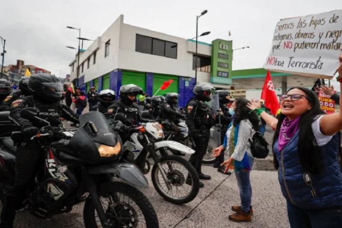 Manifestantes enfrentam forças policiais durante os protestos realizados no Equador, em Outubro de 2025&nbsp;