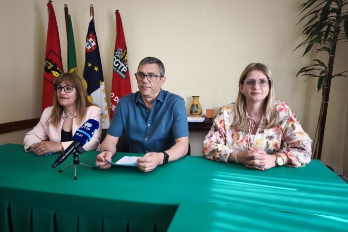 Dirigentes do Sindicato dos Trabalhadores das Indústrias Transformadoras, Alimentação, Comércio, Escritórios, Hotelaria, Turismo e Transportes (SITACEHTT AÇORES), em conferência de imprensa, reivindicaram um aumento geral de salários na Região Autónoma dos Açores, em Maio de 2025 