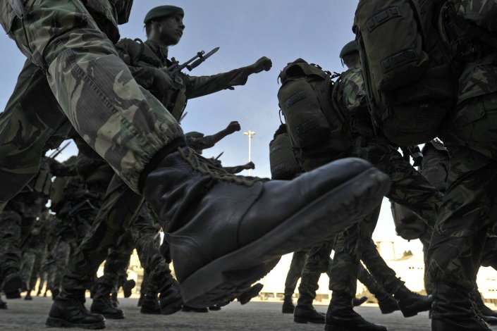 Militares desfilam durante as comemorações oficiais do Dia do Exército, em Lamego, a 27 de Outubro de 2013 