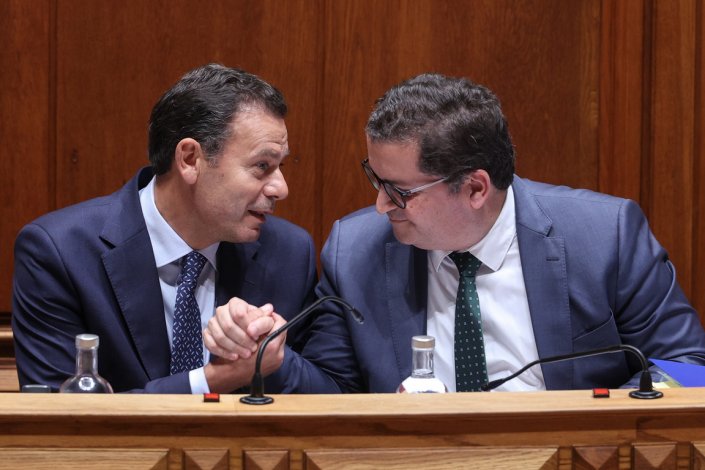 Luís Montenegro e o ministro de Estado e das Finanças, Joaquim Miranda Sarmento, celebram a aprovação do Orçamento do Estado para 2026. 28 de Outubro de 2025, Lisboa