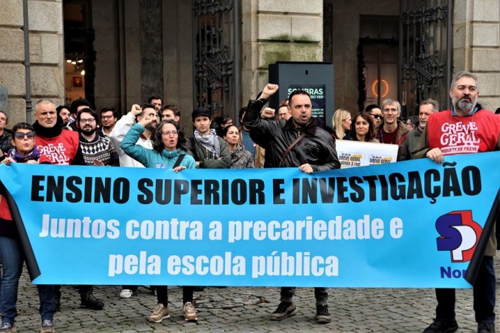 Centenas de docentes e investigadores manifestaram-se a 11 de Dezembro de 2025, dia de Greve Geral, em frente à Reitoria da Universidade do Porto.