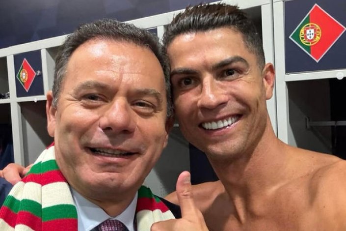 Luís Montenegro com Cristiano Ronaldo no balneário, após a vitória portuguesa na Liga das Nações
