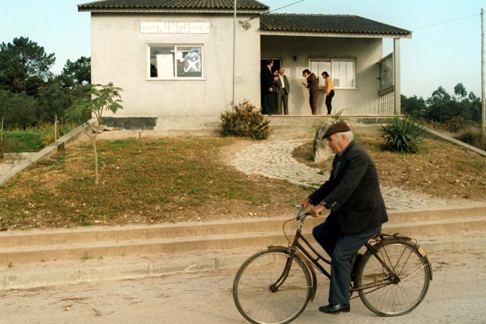 Eleitores à porta da Junta de Freguesia para votarem no referendo sobre a regionalização. Liceia, Montemor-o-Velho, 8 de Novembro de 1998
