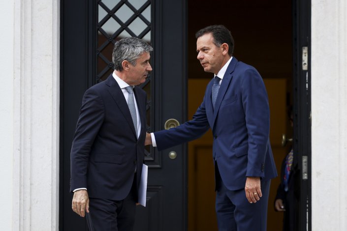 José Luís Carneiro, líder do PS, com o primeiro-ministro Luís Montenegro, num encontro realizado no Palácio de São Bento, em Lisboa. 30 de Julho de 2025