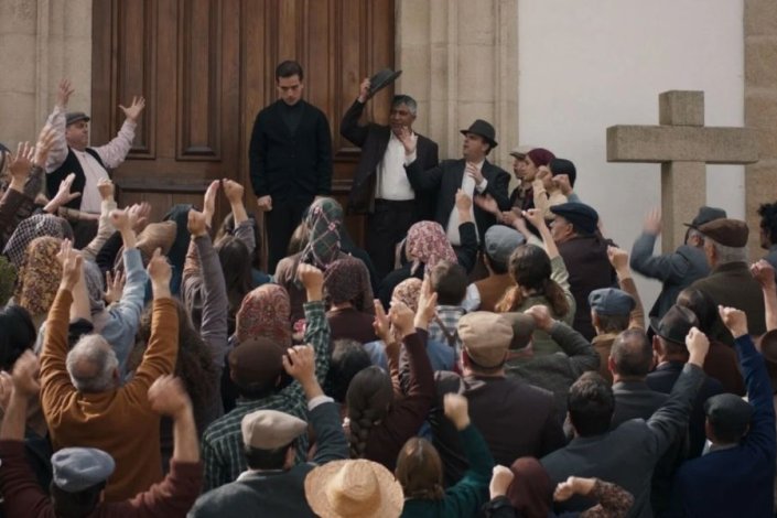 Cena do filme «A Traição do Padre Martinho» (2022) de Ana Cunha.