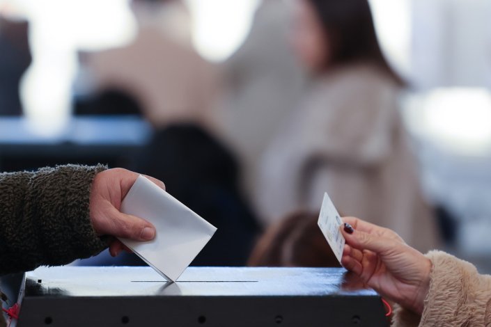 Um eleitor insere&nbsp;o seu boletim de voto numa&nbsp;urna, durante as eleições&nbsp;para a Presidência da República Portuguesa. Lisboa, 18 de Janeiro de 2026.&nbsp;