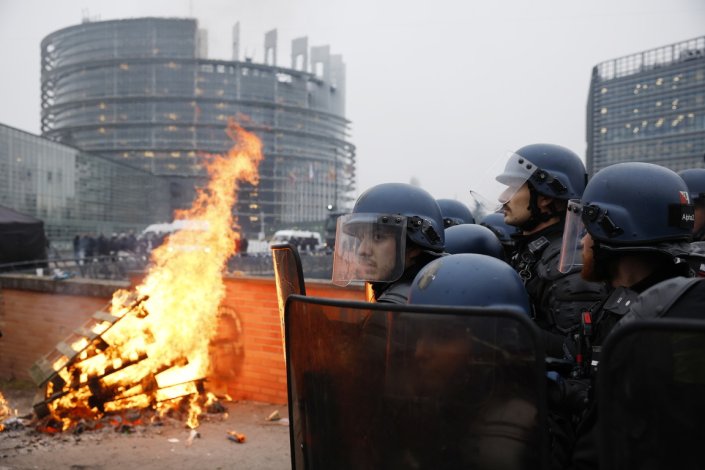 Milhares de agricultores franceses e de outros países europeus (com mais de 700 tractores) participam num protesto convocado por sindicatos contra o acordo da União Europeia com a Mercosul. Várias barricadas foram erguidas em frente ao Parlamento Europeu, em Estrasburgo, França. 20 de Janeiro de 2026