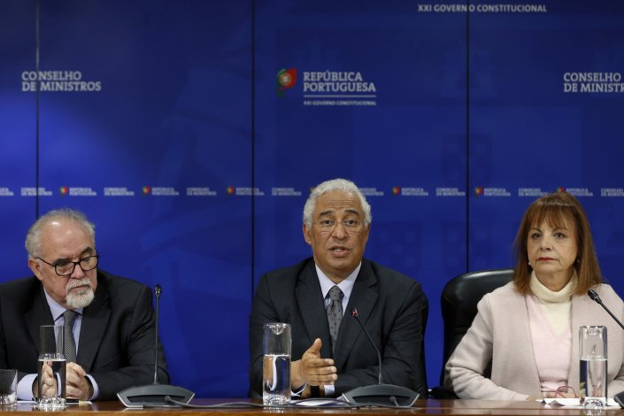 O primeiro-ministro, António Costa, acompanhado pelos ministros, do Trabalho, Solidariedade e Segurança Social, Vieira da Silva, e da Presidência e da Modernização Administrativa, Maria Manuel Leitão Marques.