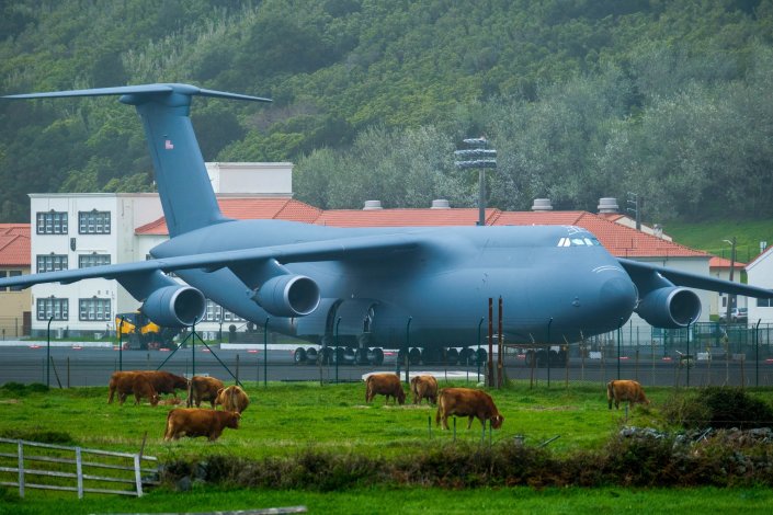 Um C-5M Super Galaxy, o maior avião de transporte&nbsp;da Força Aérea dos EUA,&nbsp;encontra-se estacionado na Base Aérea das Lajes, acompanhado por 15 aviões de reabastecimento de combustível&nbsp;KC-46 Pegasus, Praia da Vitória, Ilha Terceira, Açores, 20 de Fevereiro de 2026