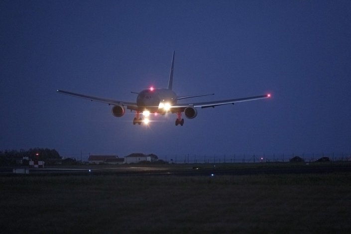 Um avião de reabastecimento KC-46 Pegasus, dos EUA, aterra na base aérea das Lajes após uma missão aérea não identificada. Praia da Vitória, ilha Terceira, Açores, Portugal, 1 de Março de 2026