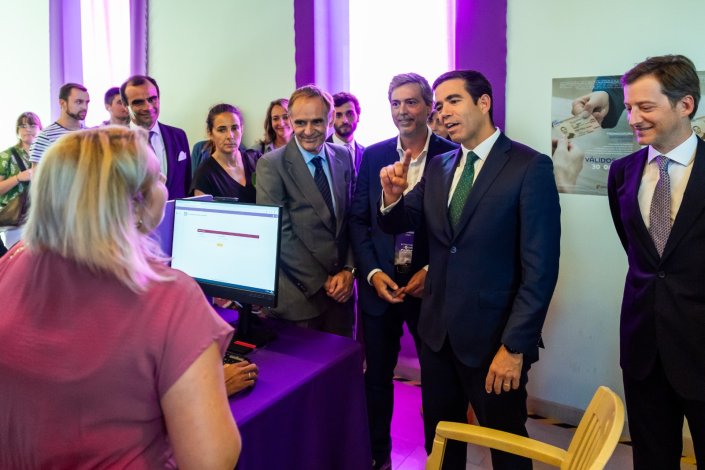 O ministro da Presidência, António Leitão Amaro, durante uma visita ao primeiro Centro de Atendimento da Estrutura de Missão da AIMA.