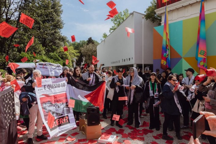 Protesto dos trabalhadores da cultura do grupo ANGA (Art Not Genocide Alliance) junto dos pavilhões de Israel e dos EUA na Bienal de Veneza, em 2024 (foto de arquivo)