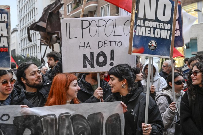 Manifestantes celebram o resultado do referendo sobre a reforma da Justiça italiana, pretendida pela primeiro-ministro Giorgia Meloni, que recebeu um claro «Não» dos eleitores. Nápoles, 23 de Março de 2026