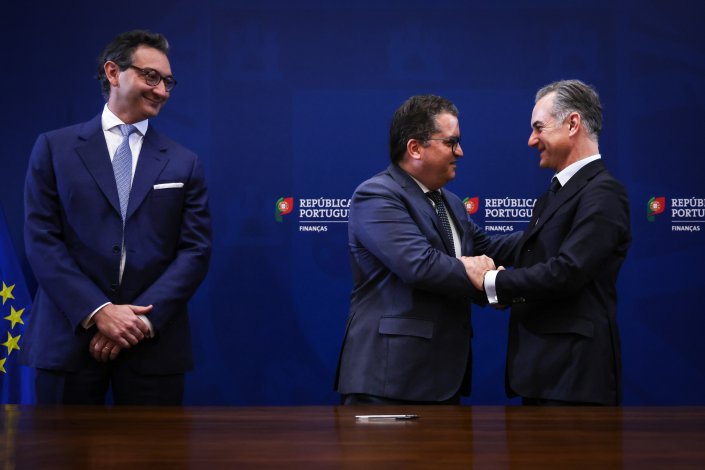 O ministro Miranda Sarmento com o presidente executivo do BPCE, Nicolas Namias, e Kambiz Nourbakhsh da Nani/Lone Star, durante a cerimónia de assinatura dos acordos de adesão à venda do Novo Banco, no final de Outubro de 2025&nbsp;