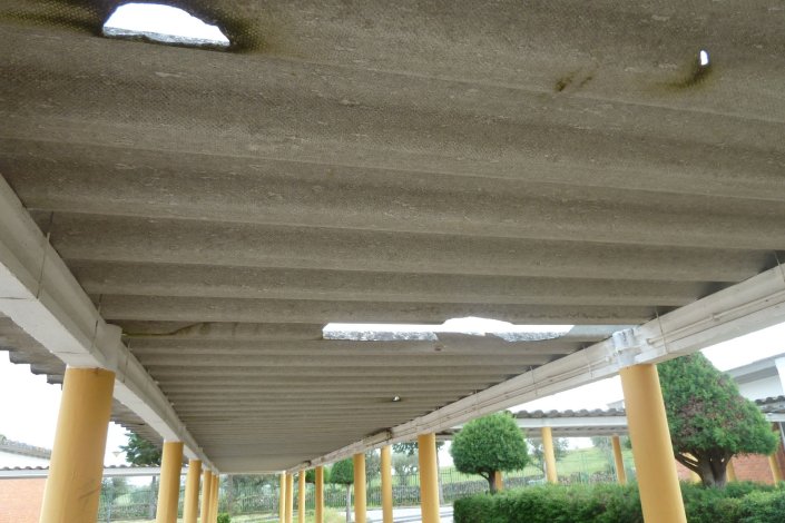 Telheiro de amianto danificado numa escola de Monforte, construída em 1986
