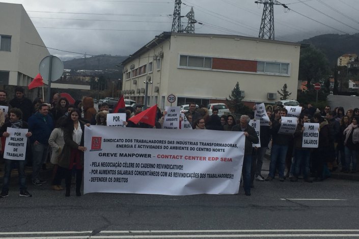 Foto de arquivo: trabalhadores concentraram-se em protesto à porta do Contact Center da EDP, em Seia