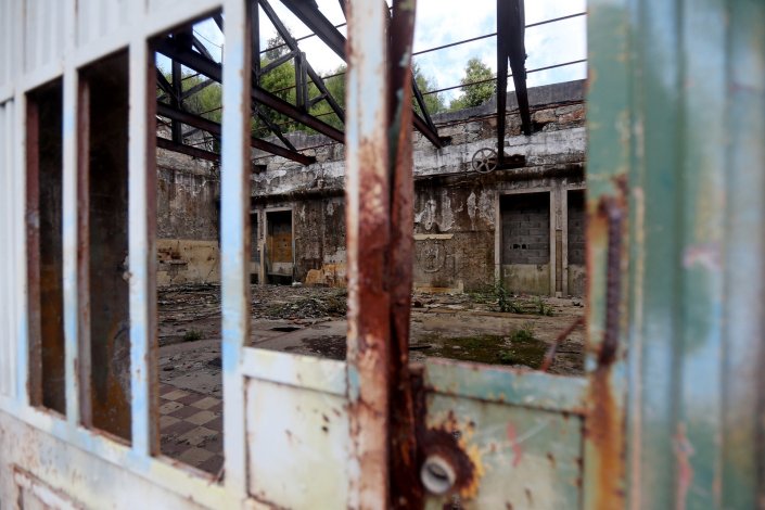 Nas minas de carvão de São Pedro da Cova, onde a laboração que chegou a empregar 1800 pessoas parou há 45 anos, reina o silêncio das ruínas que, apesar de classificadas, estão ao abandono. 