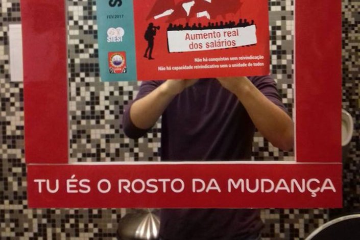 Nos call centers da EDP foi colocado pela empresa um autocolante no espelho dos WC a dizer «tu és o rosto da mudança». Os trabalhadores colaram nele propaganda do seu sindicato, o SIESI.