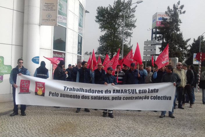 Trabalhadores da Amarsul e Valorsul concentrados esta manha na sede da Mota-Engil