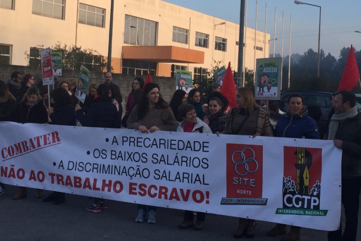 Trabalhadores da Tesco concentrados junto à empresa