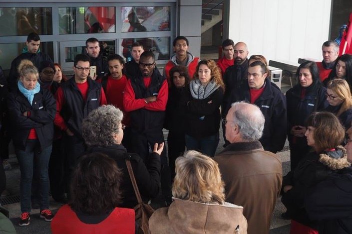 Trabalhadores em greve com Arménio Carlos, então secretário-geral da CGTP-IN, e Isabel Camarinha, no entreposto da Azambuja, a 24 de Fevereiro de 2020.