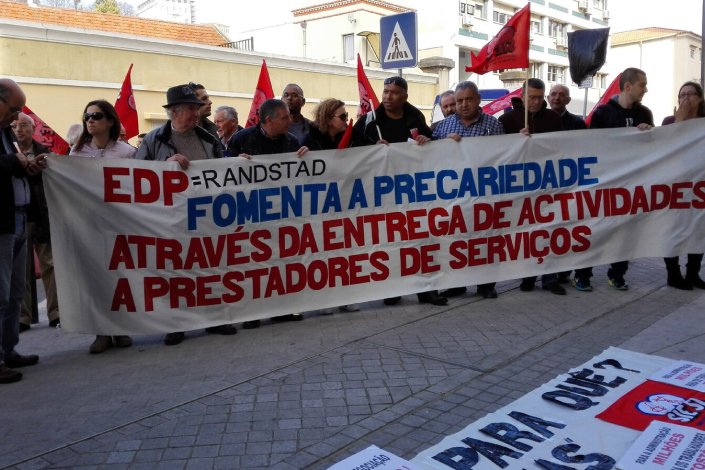 Foto de Arquivo: Trabalhadores concentrados junto à sede da EDP