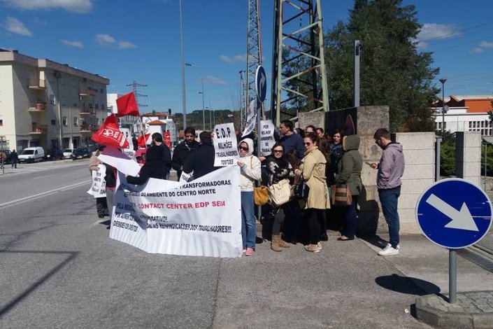 Foto de arquivo: trabalhadores do contact center da EDP de Seia concentrados junto às cancelas de acesso às instalações