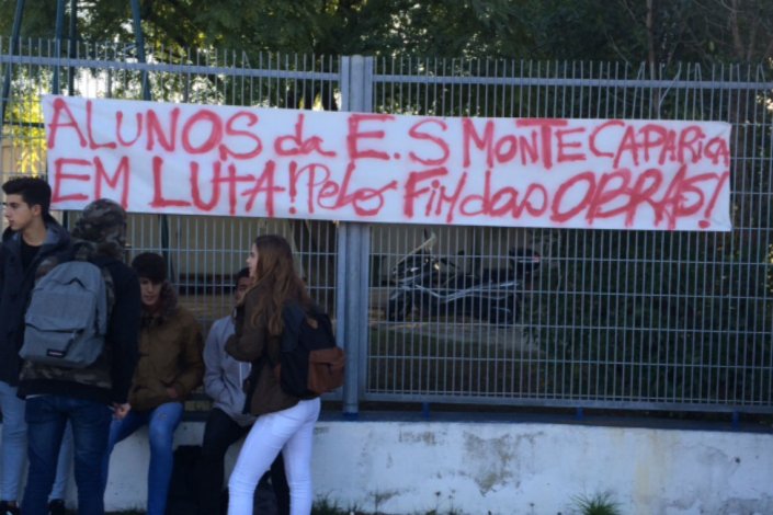 Os alunos chamam a atenção para a realidade de ter aulas em contentores