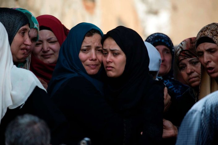 Foto de Arquivo: parentes de Saad Salah durante os funerais de Saad e Aws Salame, palestinianos que foram mortos a tiro durante confrontos com o exército israelita no campo de refugiados de Jenin, 12 de Julho de 2017, Jenin, Cisjordânia, Palestina.