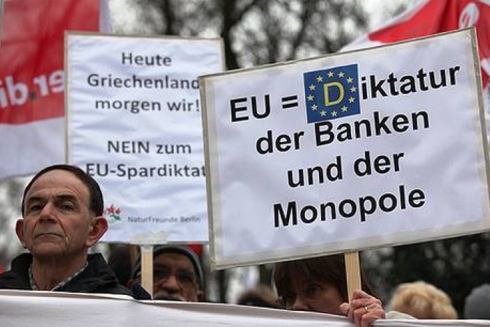 «União Europeia = Ditadura dos bancos e dos monopólios», lê-se na pancarta em alemão