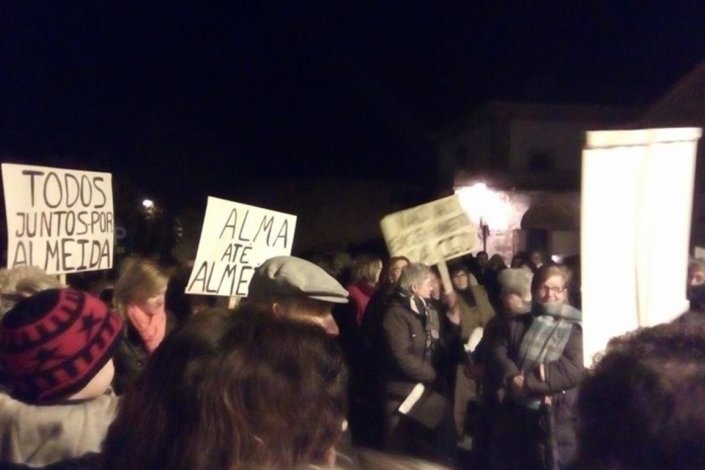 População de Almeida concentrada na Praça da República, contra o encerramento do balcão da CGD. 24 de Março