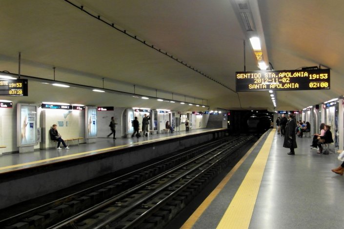 A partir de hoje, entre as 7h30 e as 10h, os utentes da Linha Azul têm que ficar atentos aos painéis que indicam o destino do comboio