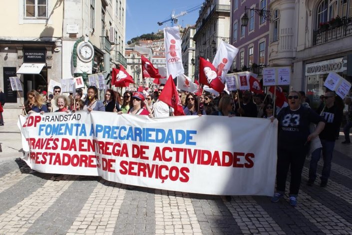 Trabalhadores dos call centers da EDP na Manifestação Nacional da Juventude, realizada ontem