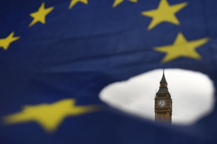 Big Ben visto através de uma bandeira da União Europeia durante uma manifestação contra Brexit, Reino Unido. Londres, Reino Unido, 29 de Março de 2017