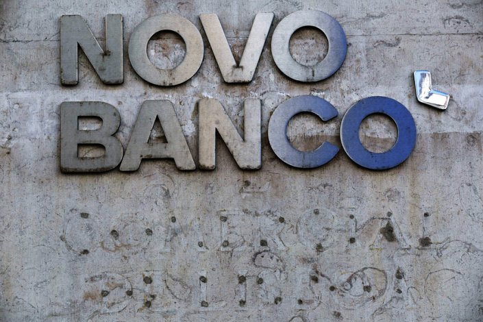 Dois meses e meio depois da «saída limpa», a falência do BES impõe a injecção de 4 mil milhões de euros pelo Estado na instituição, que é transformada em Novo Banco. Por esses dias o governo garantia que não haveria custos para os contribuintes
