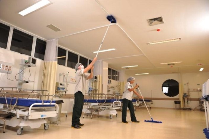 Trabalhadores da limpeza dos hospitais não estão a ser pagos nos feriados de acordo com o contrato colectivo