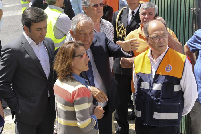 O Presidente da República, Marcelo Rebelo de Sousa, conversa com o presidente da Câmara Municipal de Cascais, Carlos Carreiras, após a queda de avioneta em Tires, Cascais, 17 de Abril de 2017