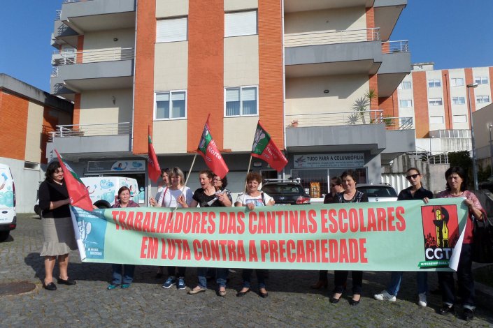 Trabalhadores da Uniself nas cantinas escolares de Santo Tirso em luta. Foto de arquivo.