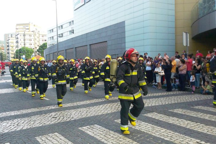 Bombeiros em parada. Foto de arquivo.
